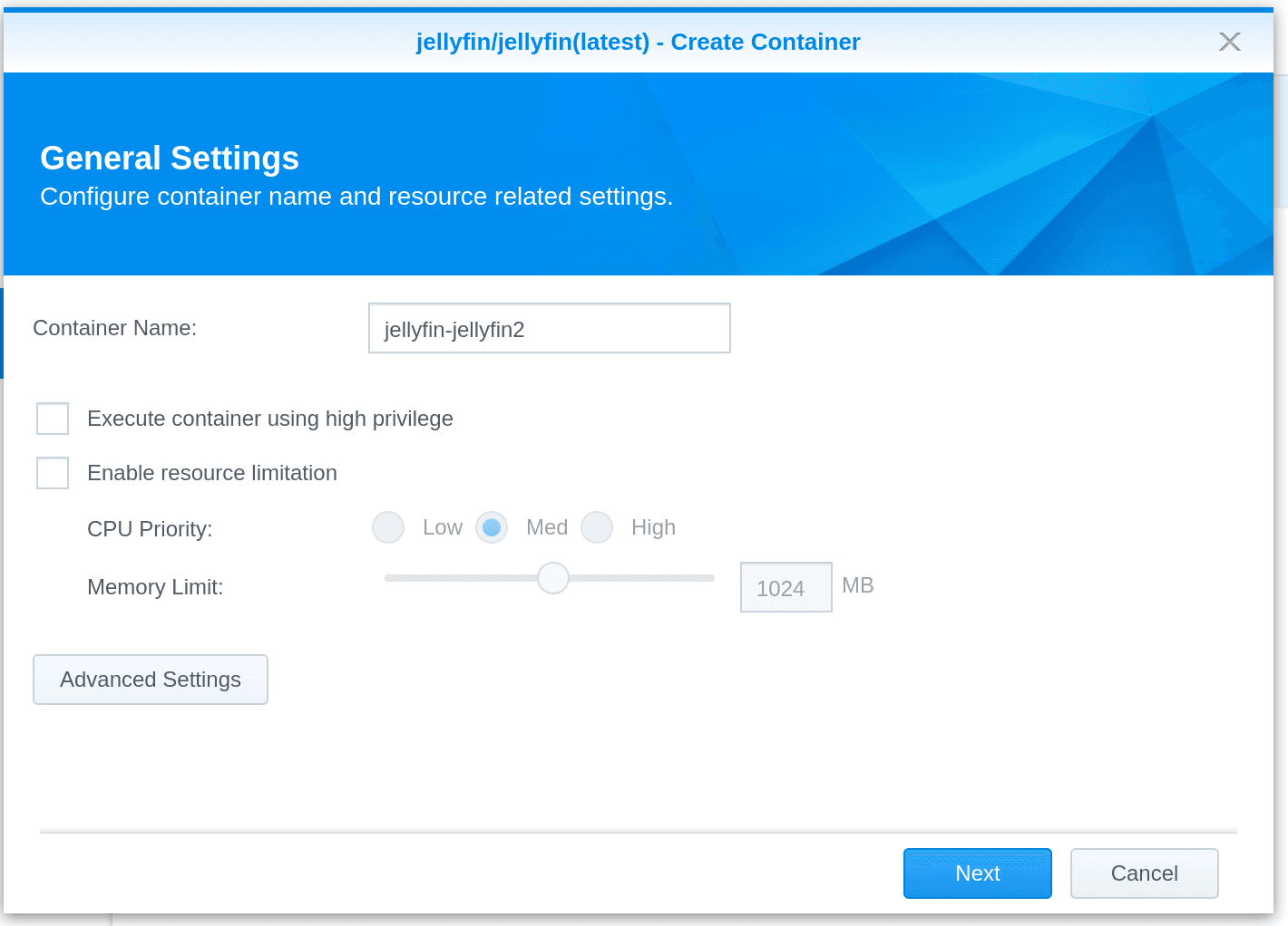Jellyfin setup screen illustrating language selection and server connection steps.